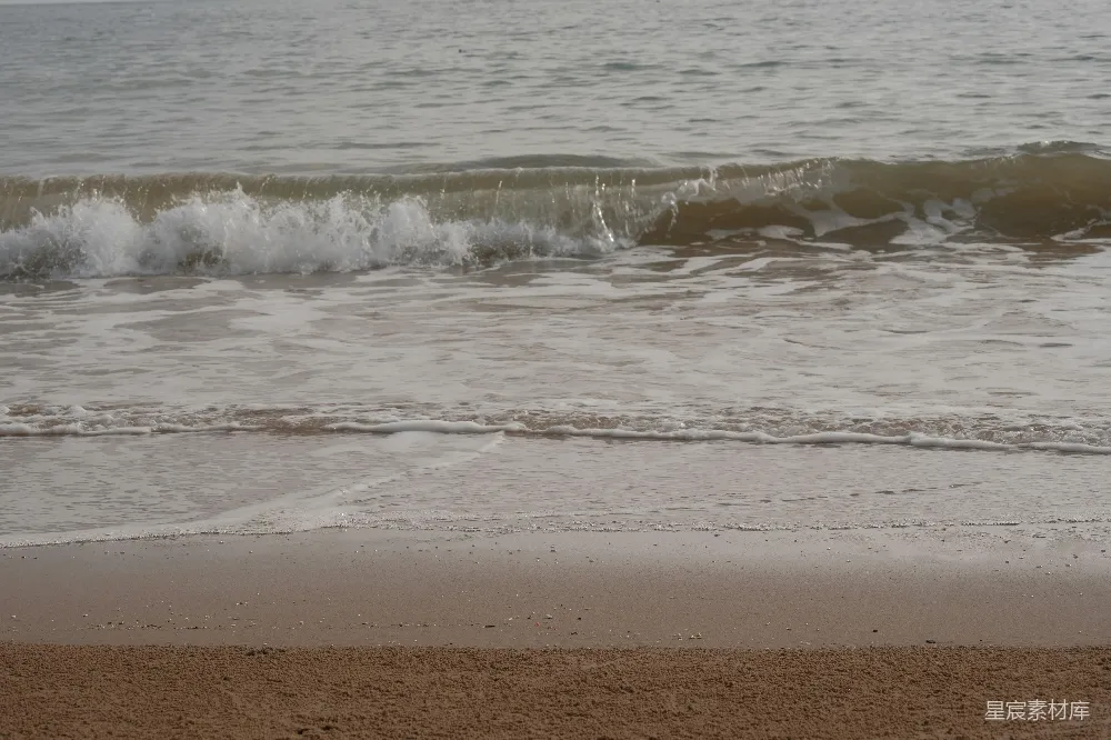 高清摄影 沙滩海边的浪涛拍打着沙岸。