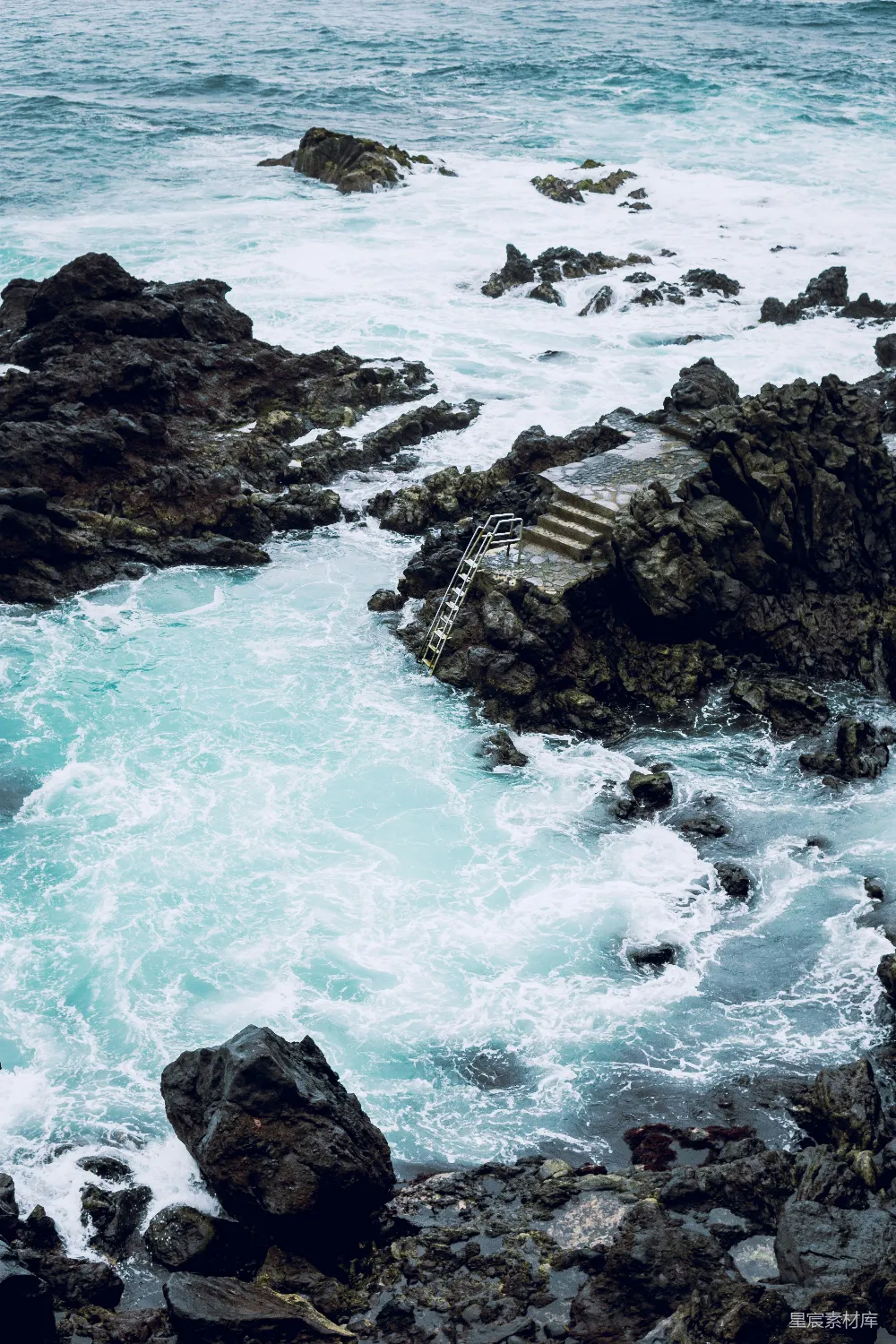 高清摄影 灰岩旁海边的阶梯