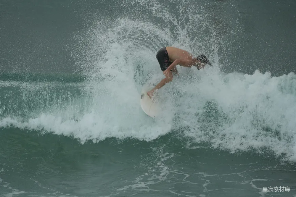 高清摄影 一个男子骑在冲浪板上 surfing atop a wave