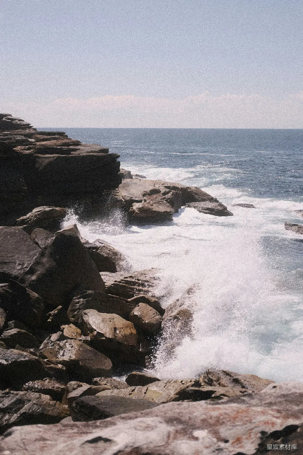 高清摄影 岩石嶙峋的海滩，波涛汹涌