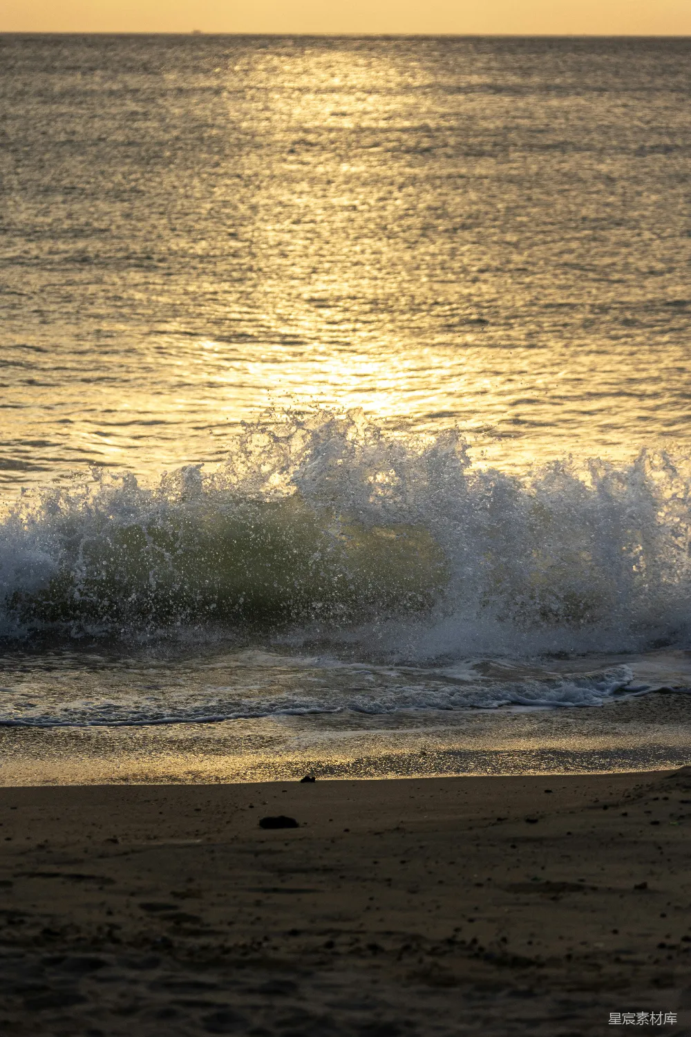 高清摄影 金色夕阳照亮着海浪拍打着海岸。