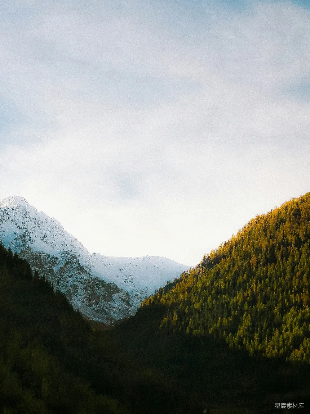 高清摄影 山顶白雪皑皑的一幅景象