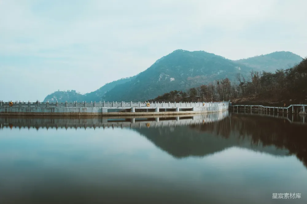 高清摄影 天蓝清澈之下，坝中积水。