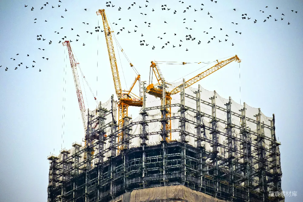 高清摄影 建筑物顶部的 crane 的低角度摄影