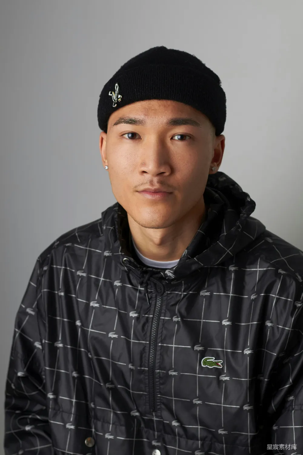 高清摄影 身穿拉克塞尔拉链式带帽T恤的男人