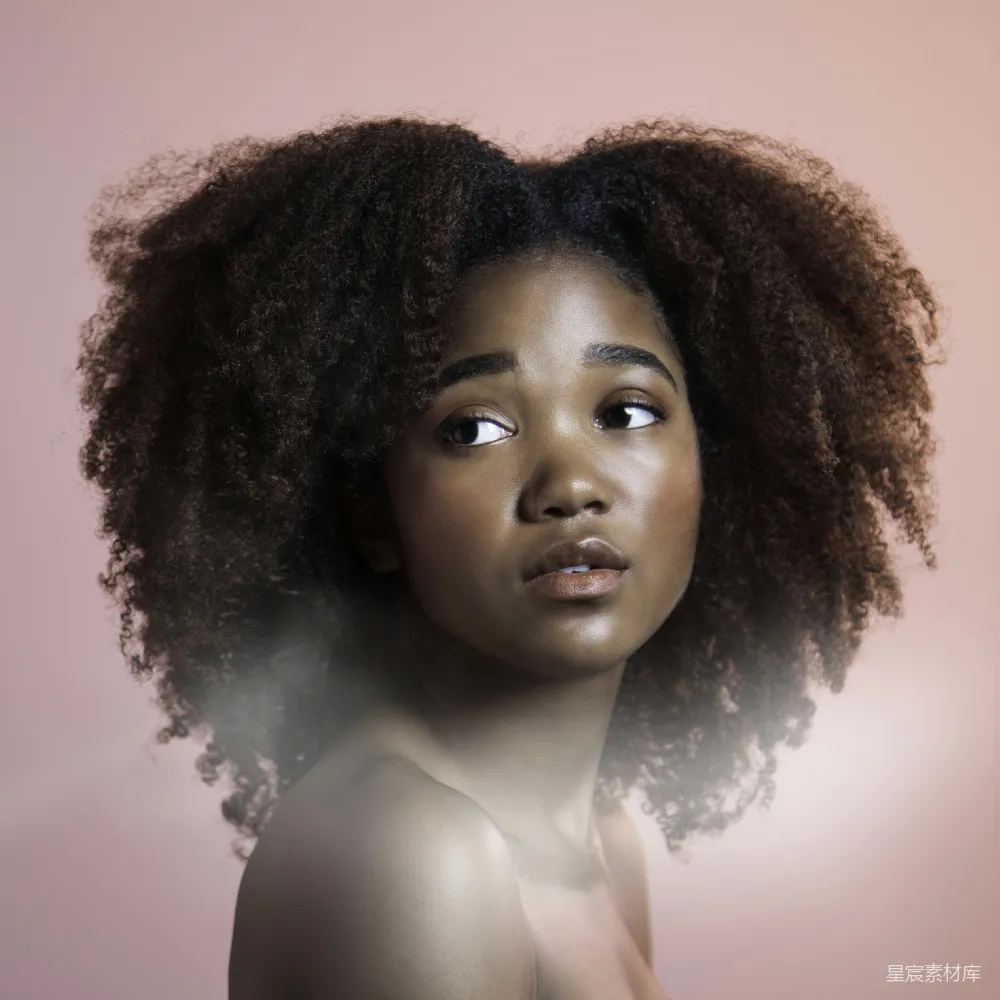 高清摄影 一个留着 Afro 的女人正在看着镜头。