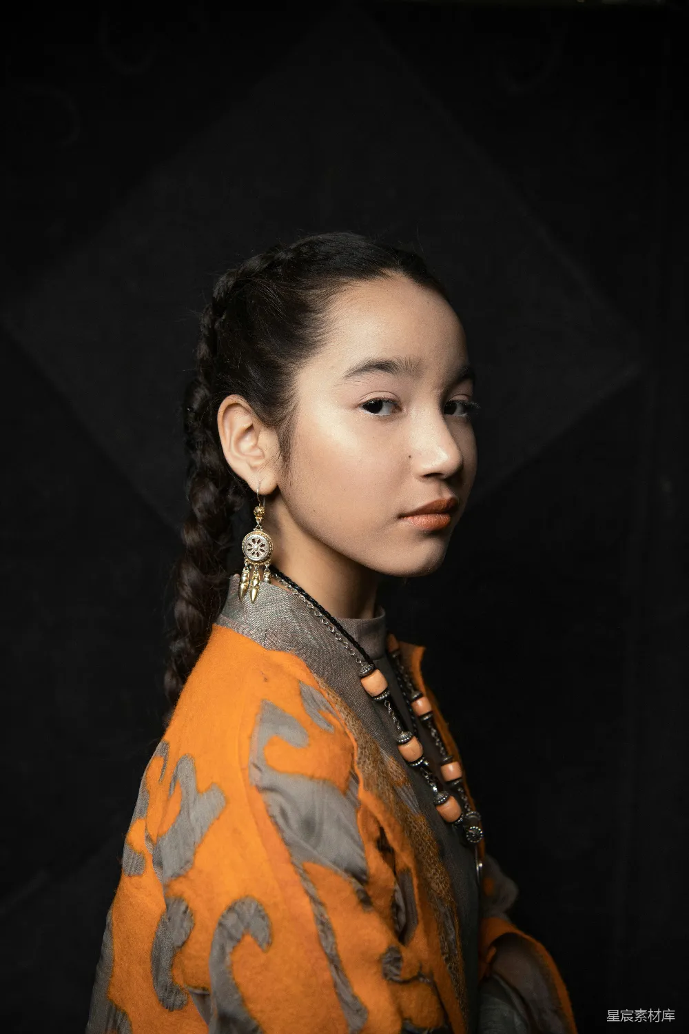 高清摄影 橙蓝花卉图案的女穿者
