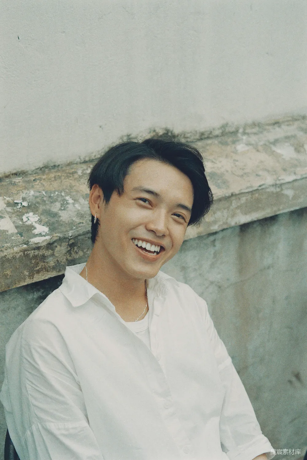 高清摄影 白衬衫穿着者微笑的女人
