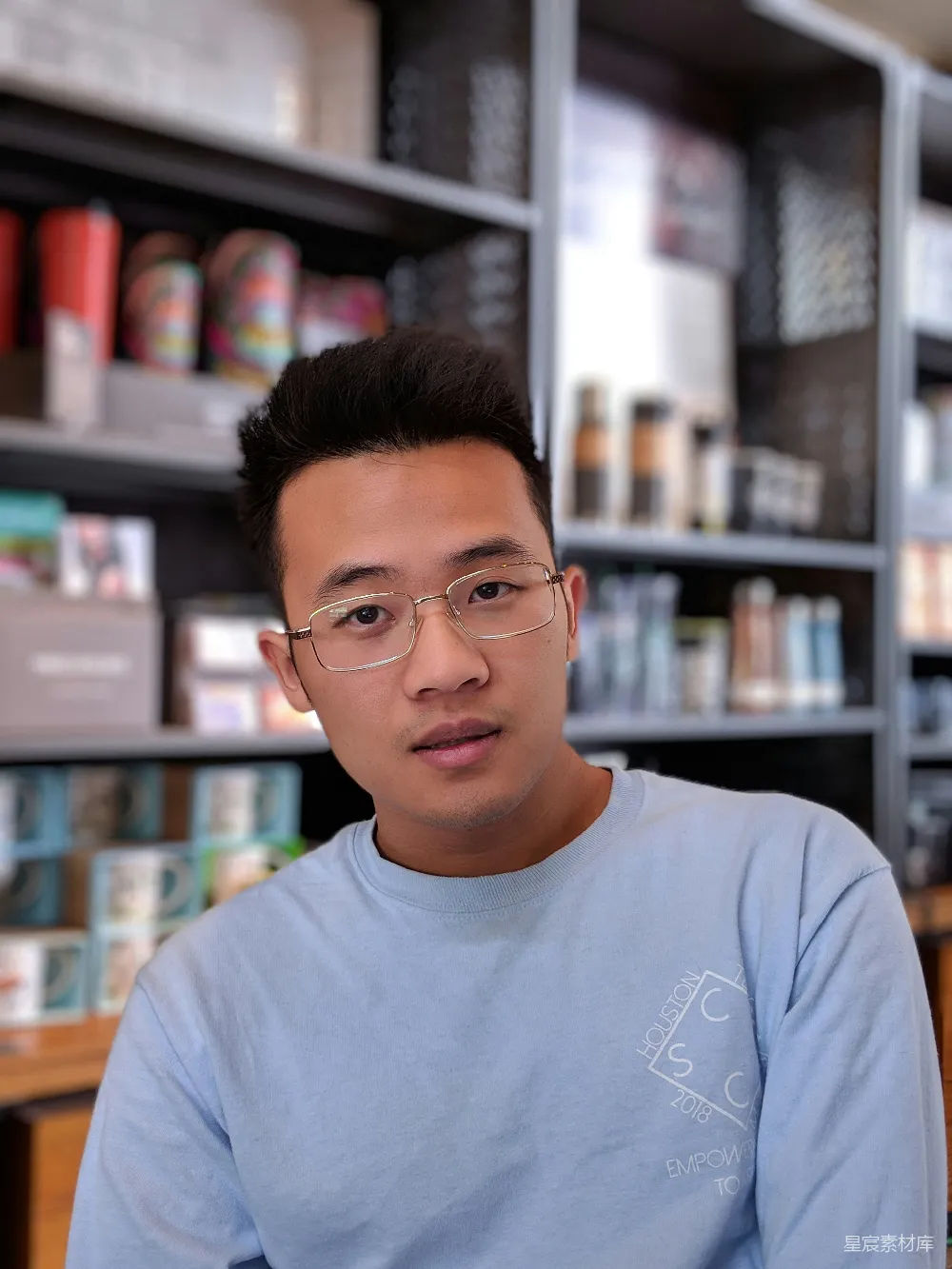 高清摄影 戴着眼镜和蓝色衬衫的男人在咖啡店内