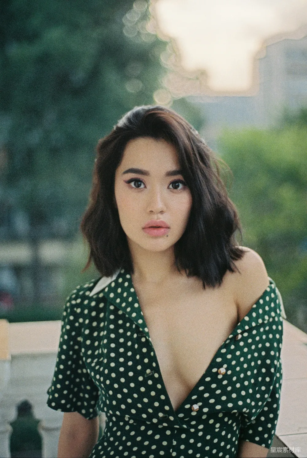 高清摄影 人物 黑色白色V领上衣的女性