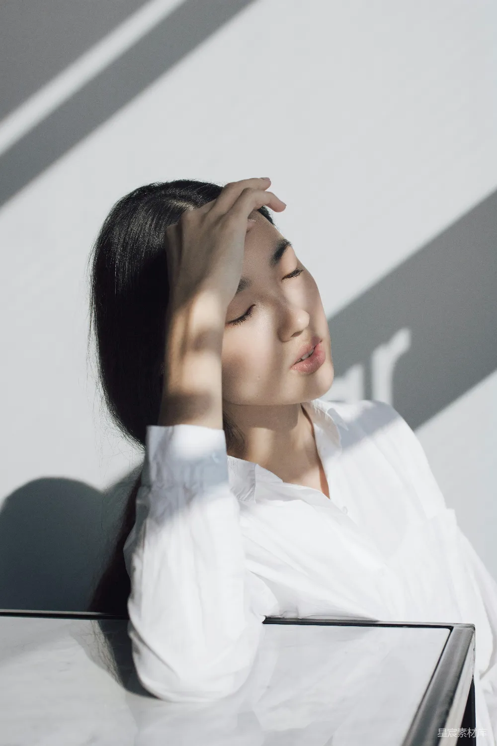 高清摄影 女人倚靠在白色桌子上