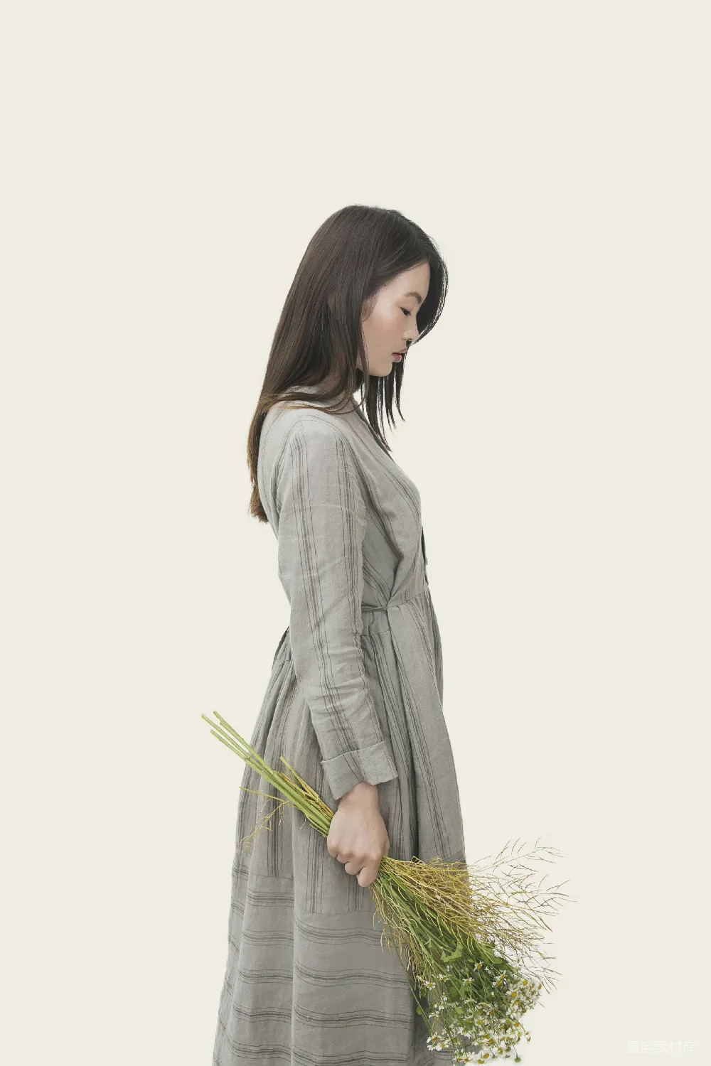 高清摄影 身穿灰色连衣裙的女人拿着花儿