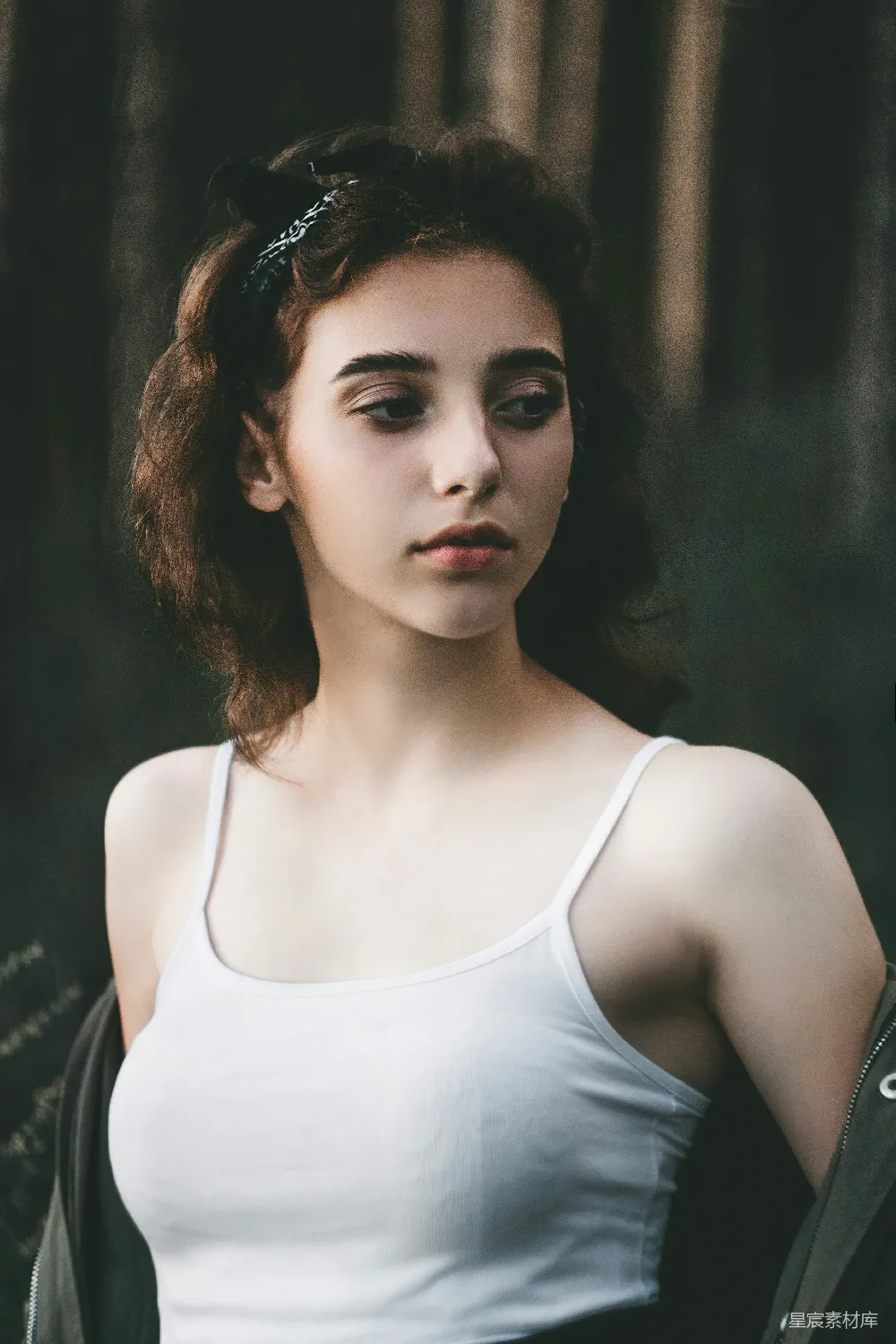 高清摄影 浅焦照片中的白色吊带衫女子
