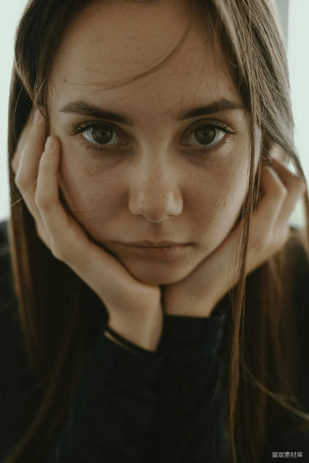 高清摄影 女士做合十手势拍照
