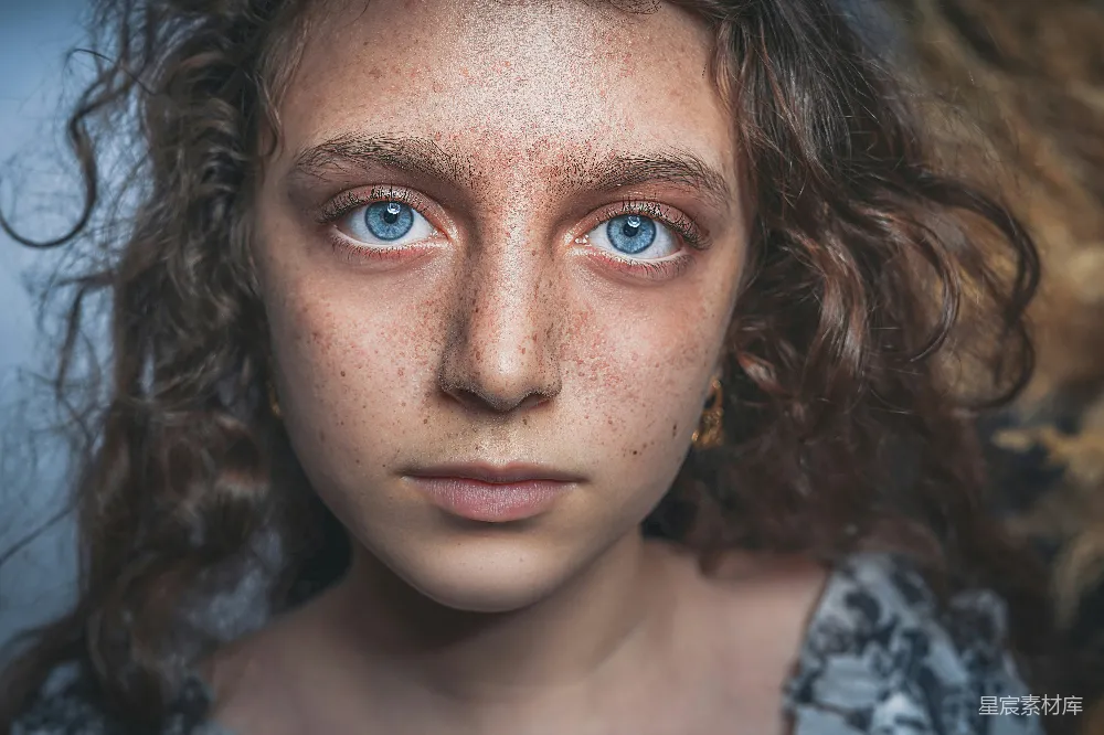 高清摄影 黑白花卉上衣的女性