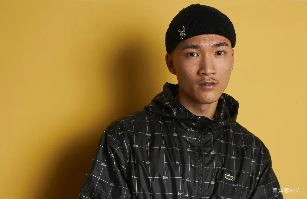 高清摄影 灰T恤衫外套的男人靠近马路