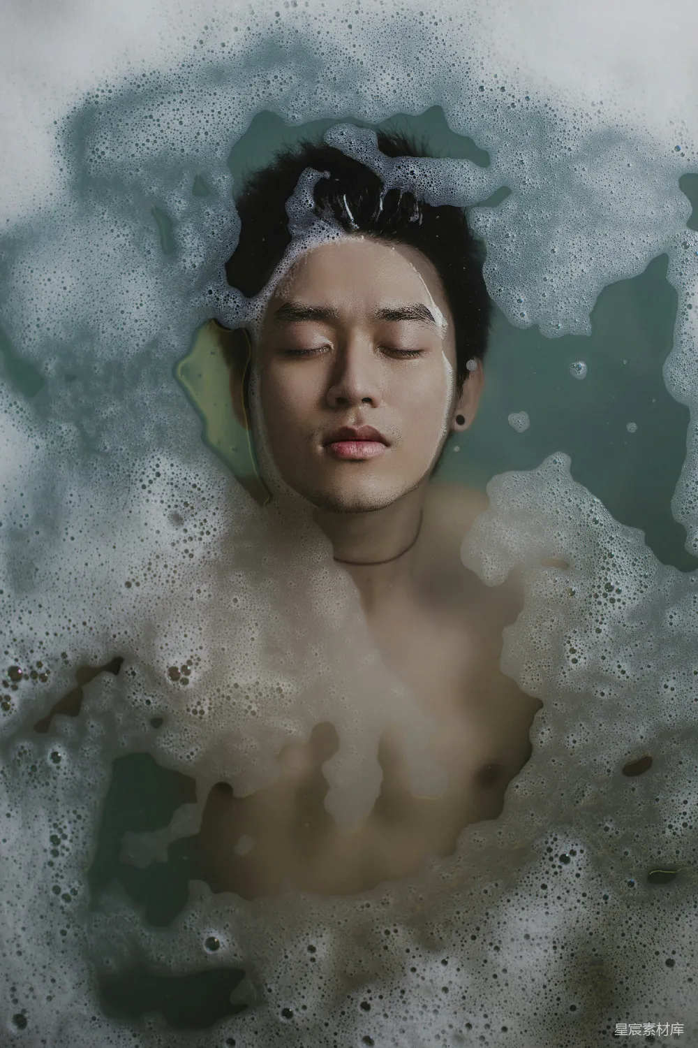 高清摄影 人在水中漂浮