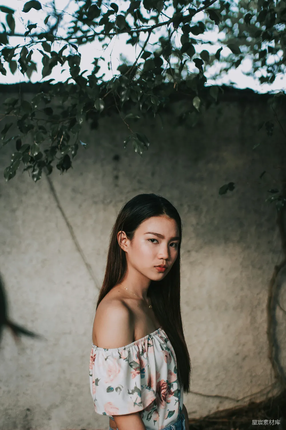 高清摄影 户外浅景深摄影中的女子站立 portrait of a woman standing outdoors in shallow focus photography