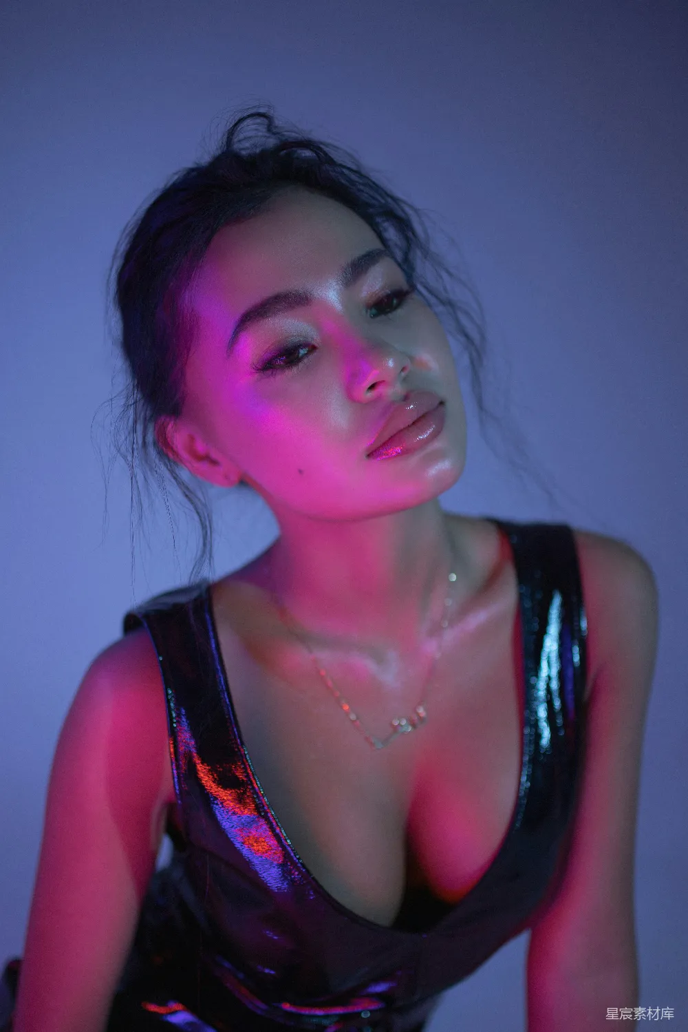 高清摄影 身穿黑色v领无袖上衣的女性