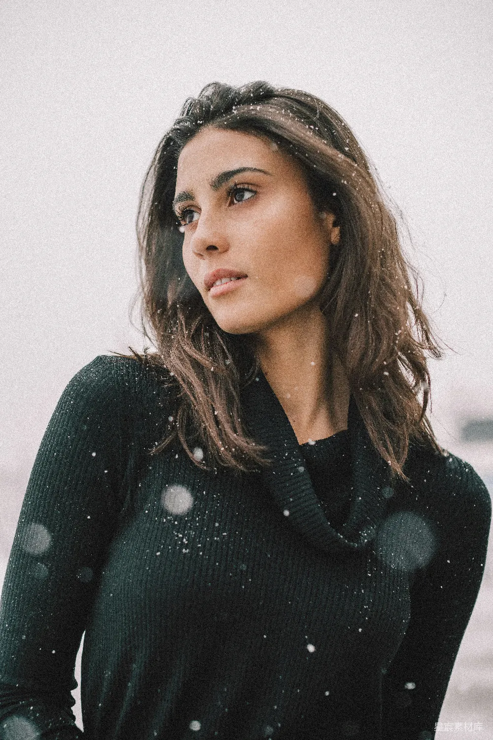 高清摄影 身穿黑色长袖衬衫的女子在雪地里。