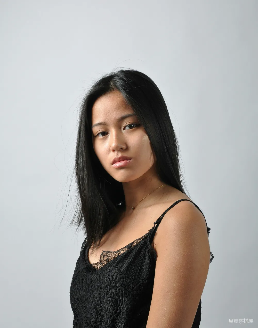 高清摄影 一个穿着黑裙子的亚洲女性正在拍照。
