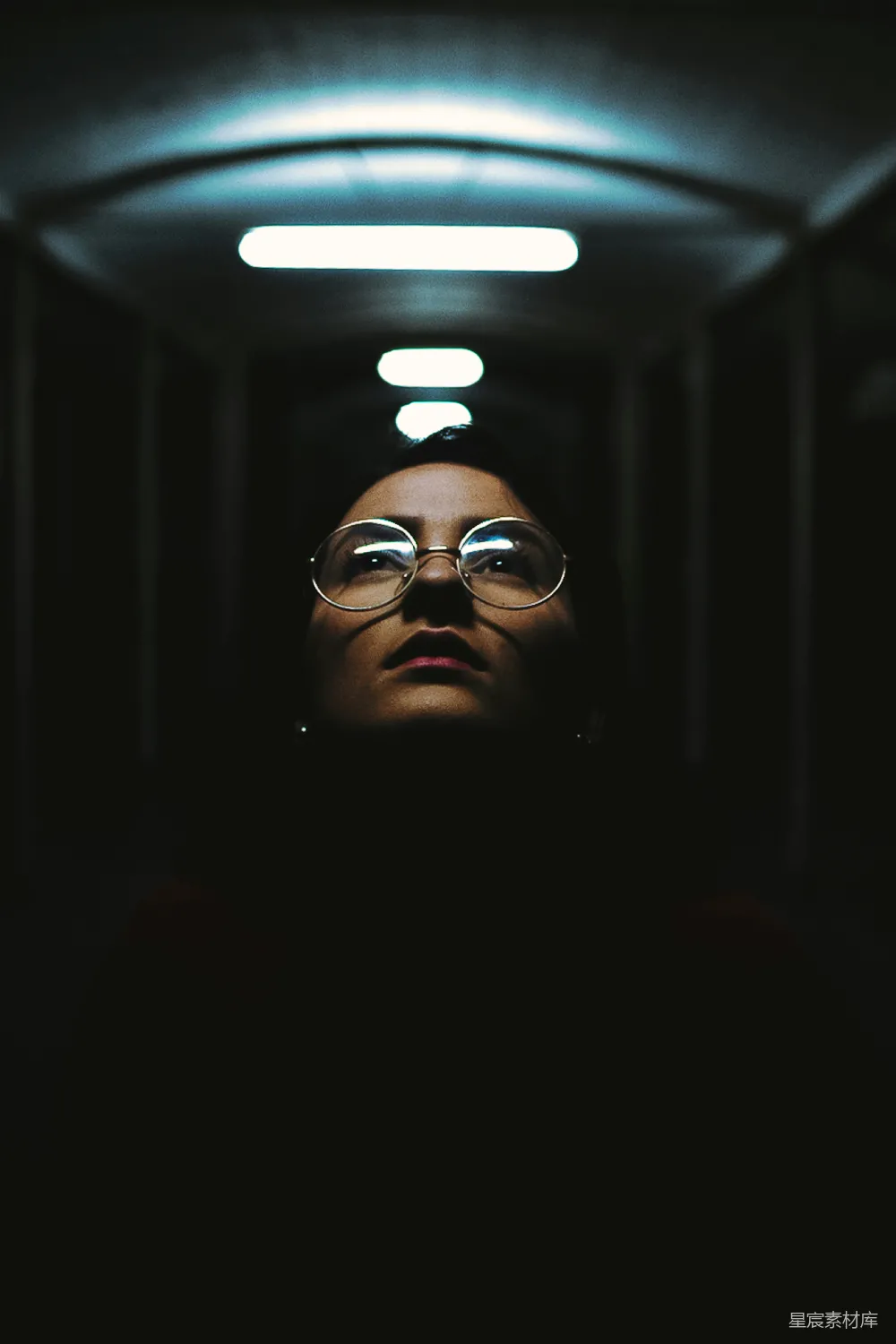高清摄影 浅焦摄影中戴着银色框架眼镜的女人