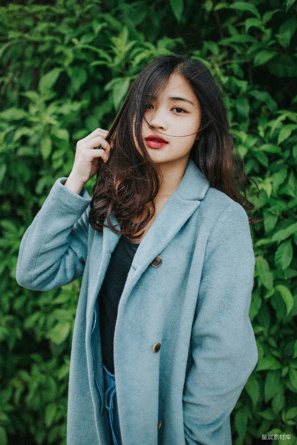 高清摄影 穿灰色外套的女人站在绿色植物旁边