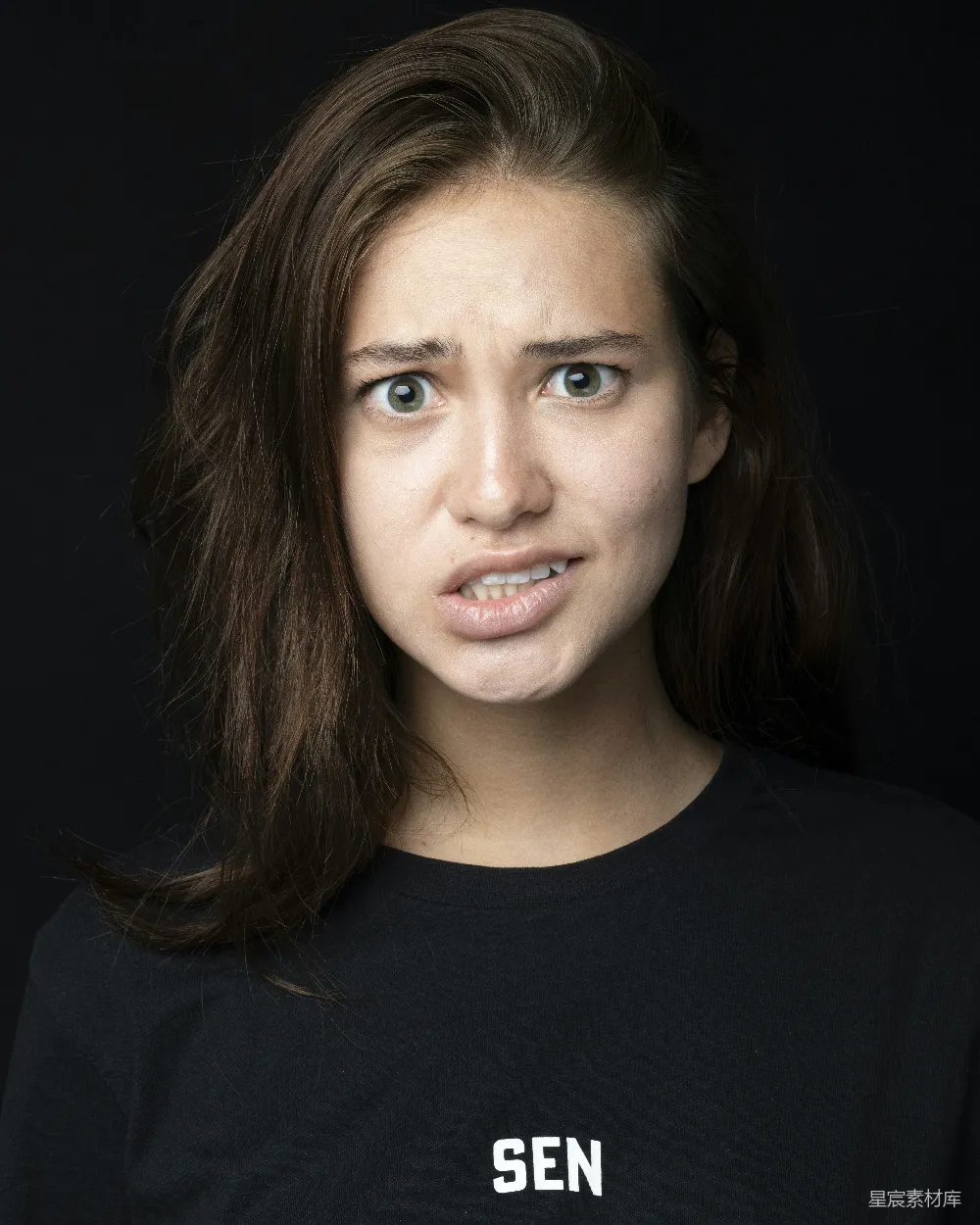 高清摄影 黑色女衣圆领衫