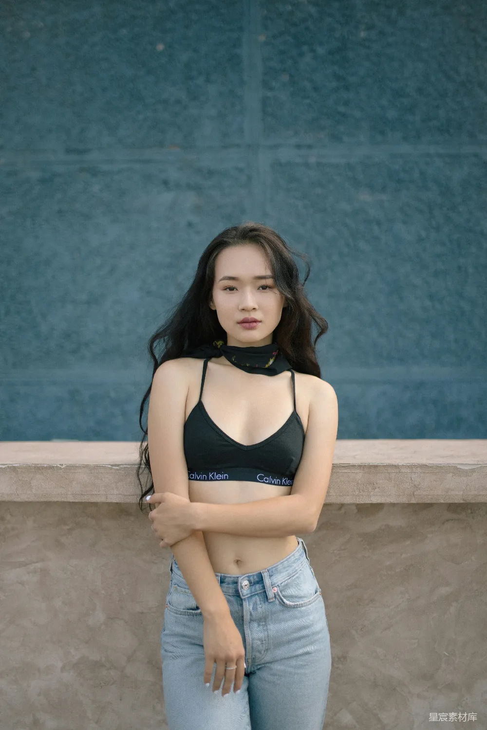 高清摄影 女人站在马路前方