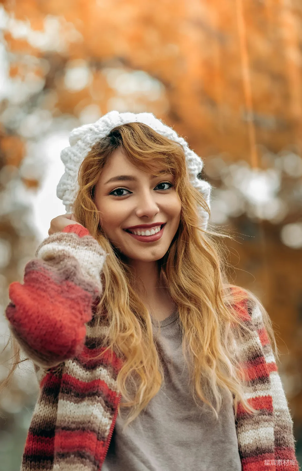 高清摄影 人物 身穿红白条纹夹克的女人