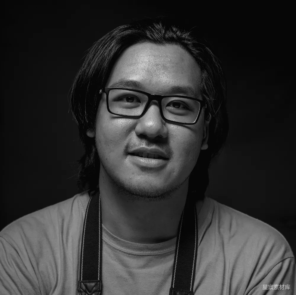 高清摄影 戴着眼镜和圆领衫的男人的黑白摄影