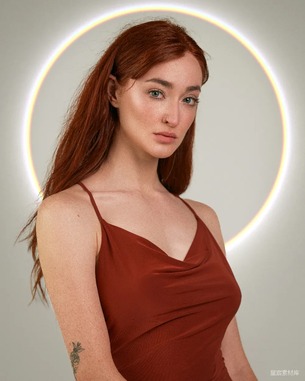 高清摄影 一个红发的女人穿着棕色的裙子。