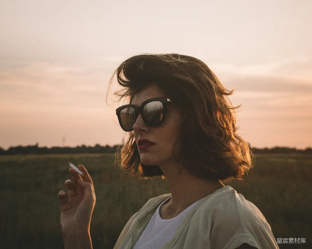 高清摄影 人物 聚焦摄影中的女子持烟场景