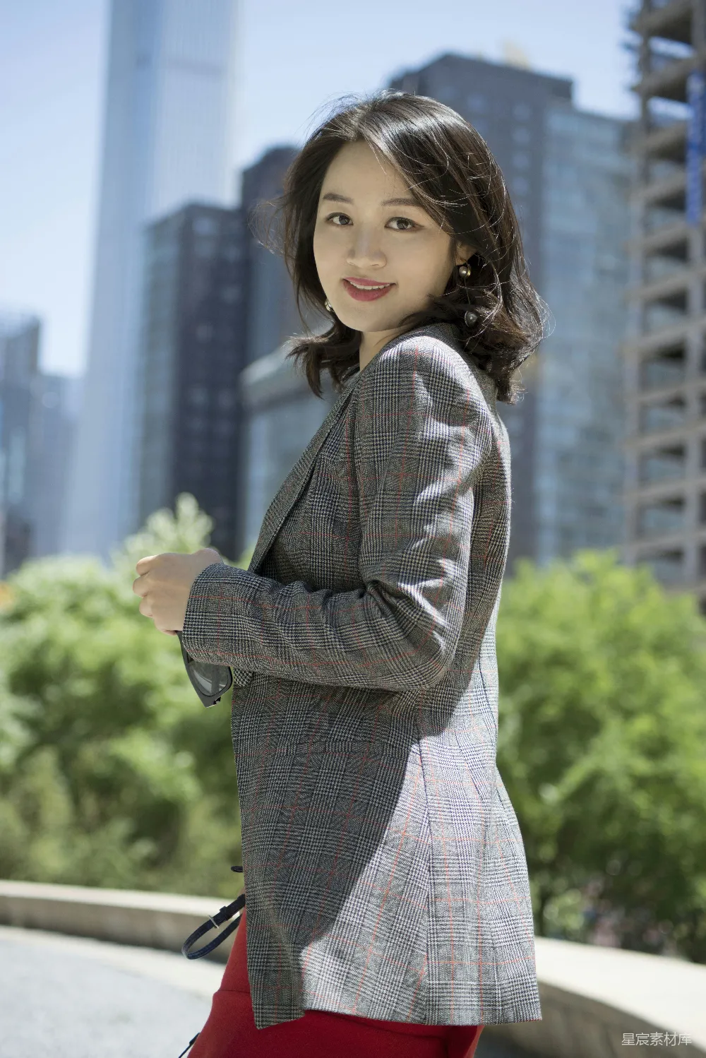 高清摄影 微笑的女人穿着红色、黑色和灰色格子西装外套