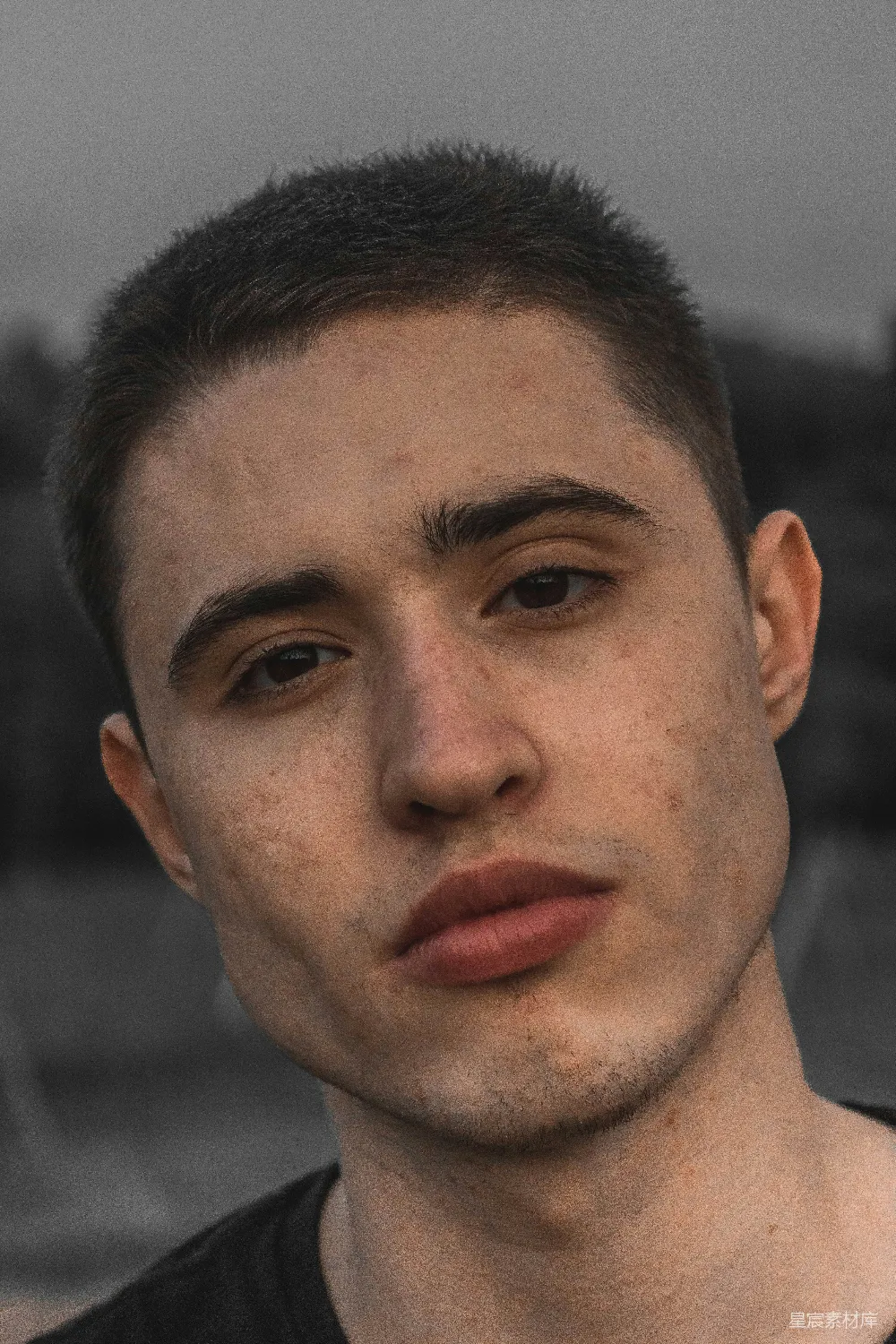 高清摄影 穿着红唇和黑色上衣的男人