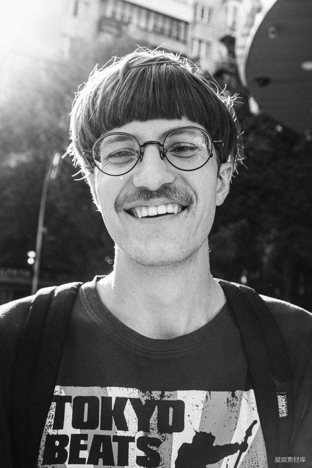 高清摄影 灰度照片中的穿圆领衫戴眼镜的男人