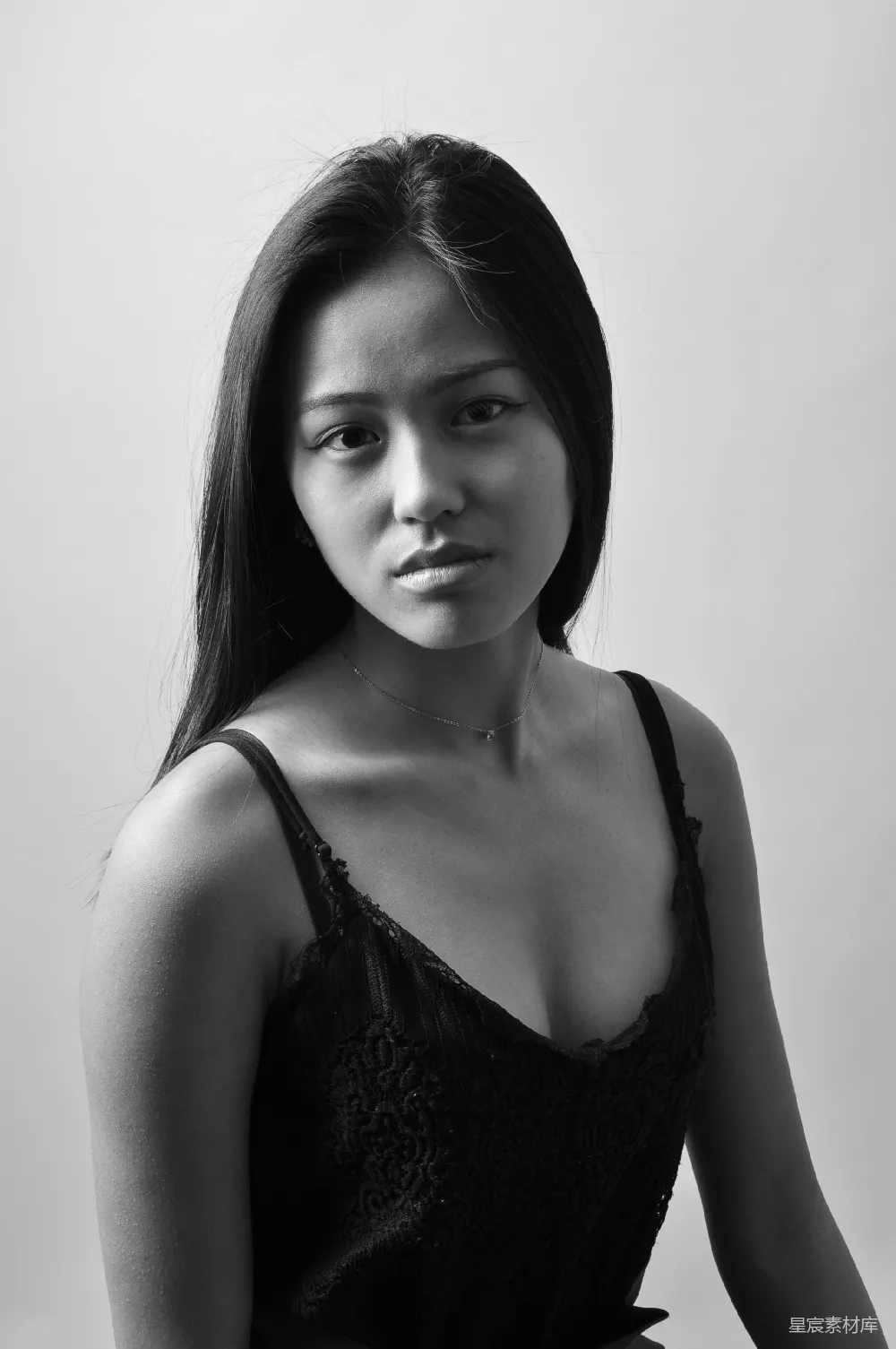 高清摄影 人物 黑白照片中的一个女人