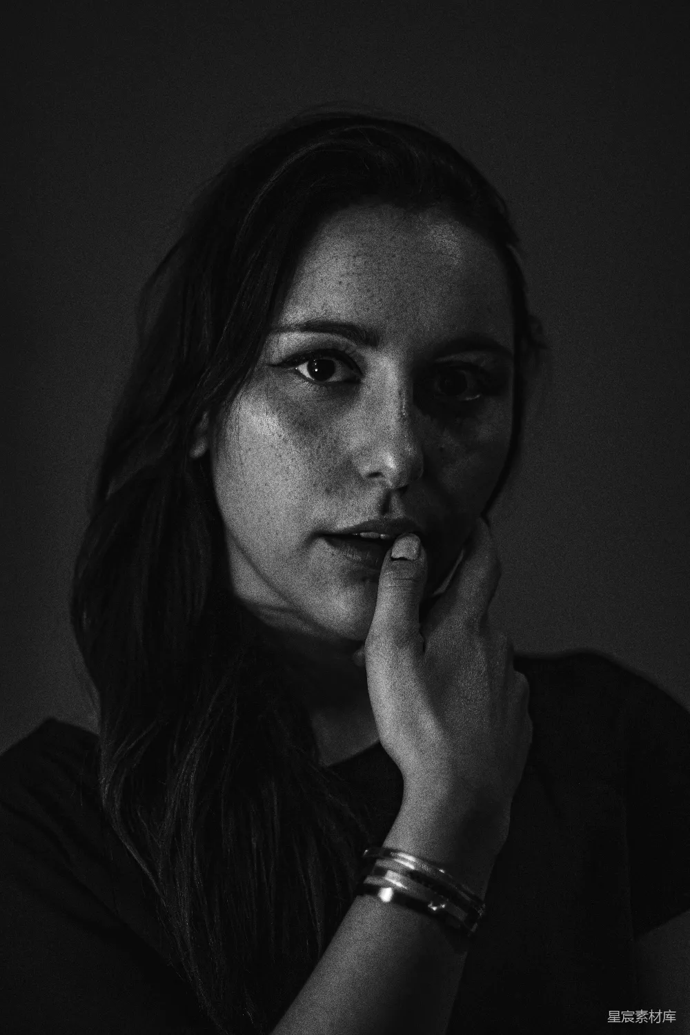 高清摄影  女人侧面带着手的照片（黑白照片）