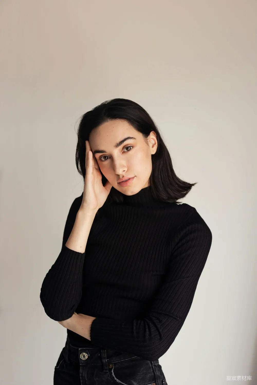 高清摄影 人物 一个穿着黑色毛衣和牛仔裤的女人正在拍照。