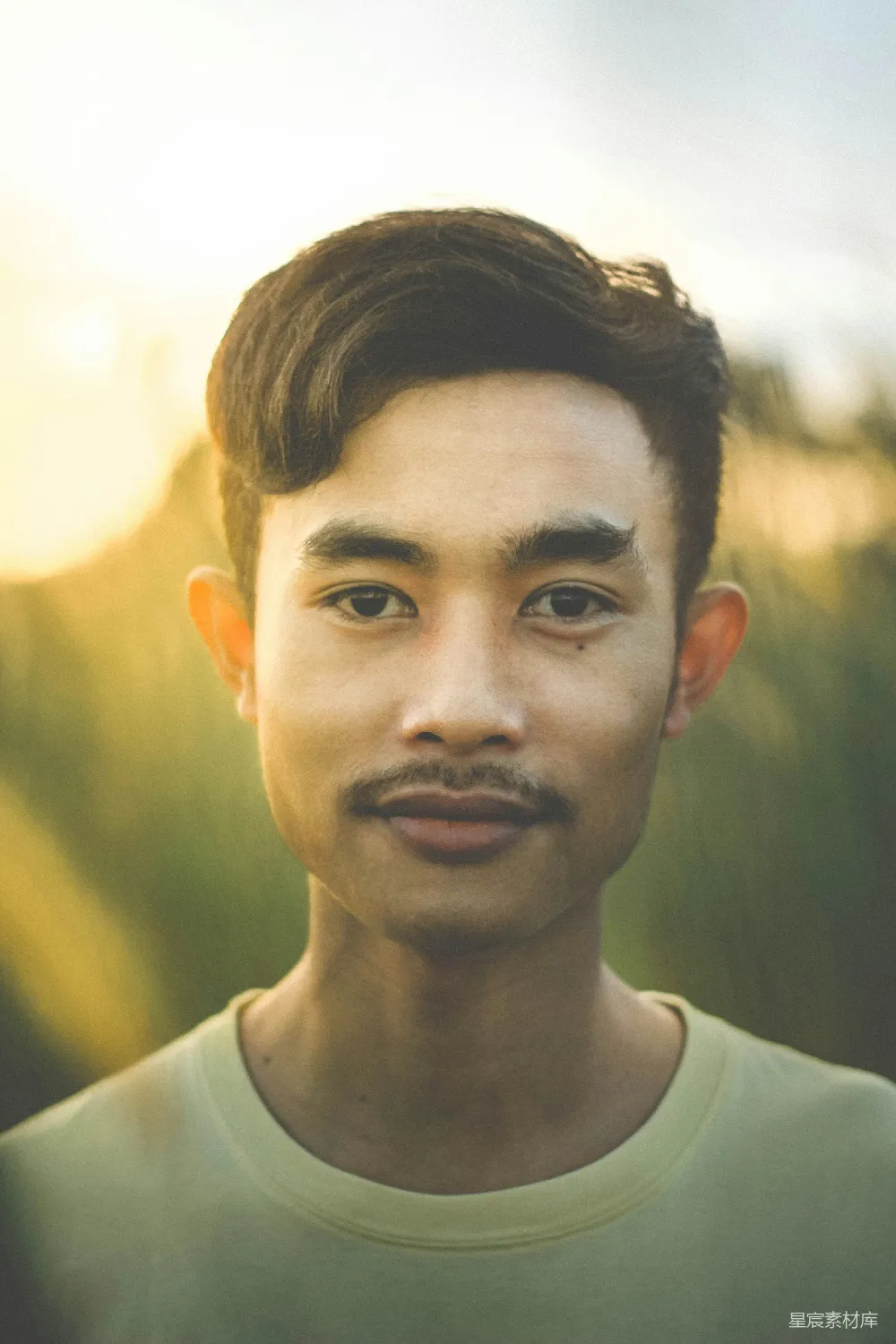 高清摄影  浅焦点摄影中的人物穿着黄色高领毛衣