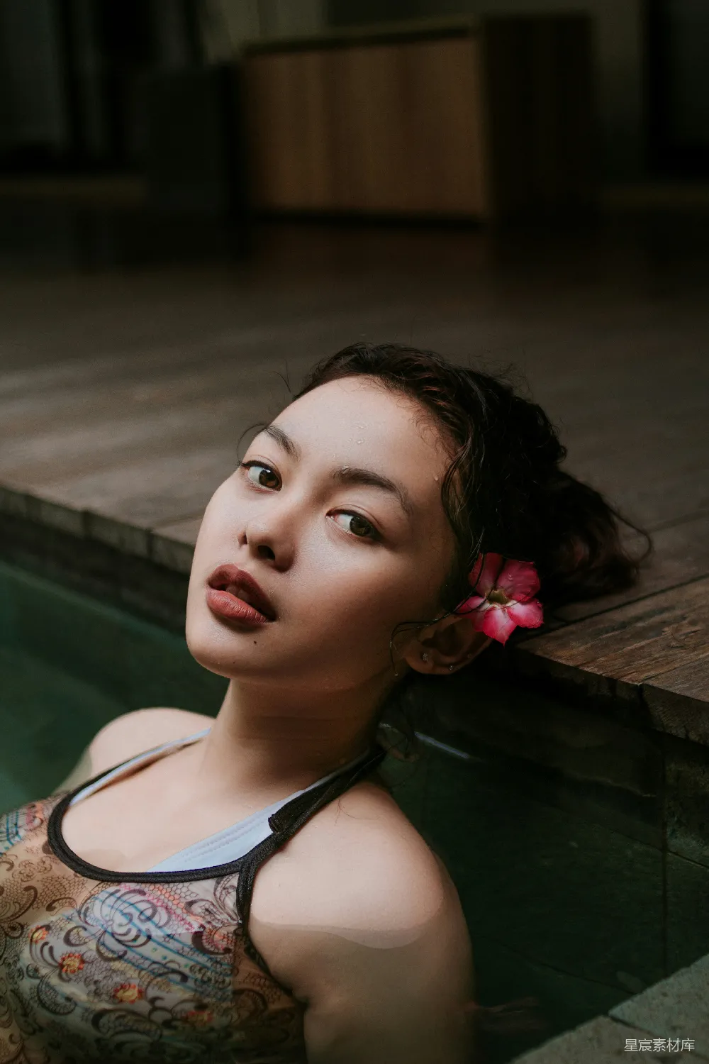 高清摄影 黑色和橙色吊带背心的女子