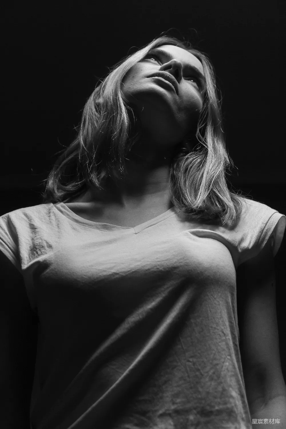 高清摄影 女穿衬衫的黑白照片