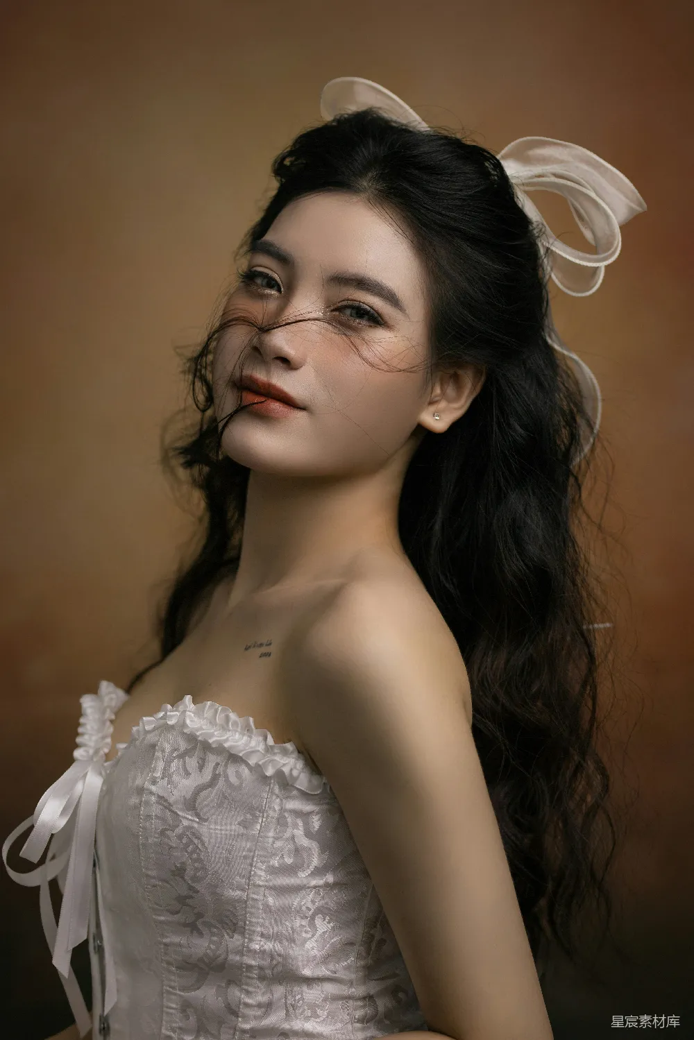 高清摄影  一个穿着白裙子的女人正在拍照。