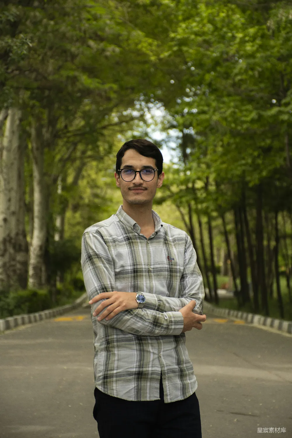 高清摄影 人物 一个男人站在一条马路上