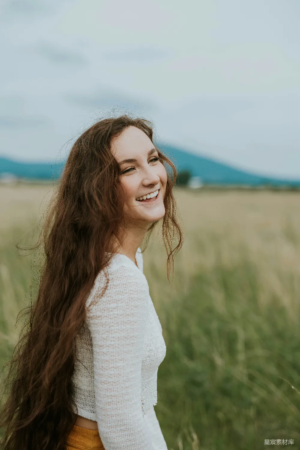 高清摄影 人物 白天妇女微笑白发站在绿色草地上的场景
