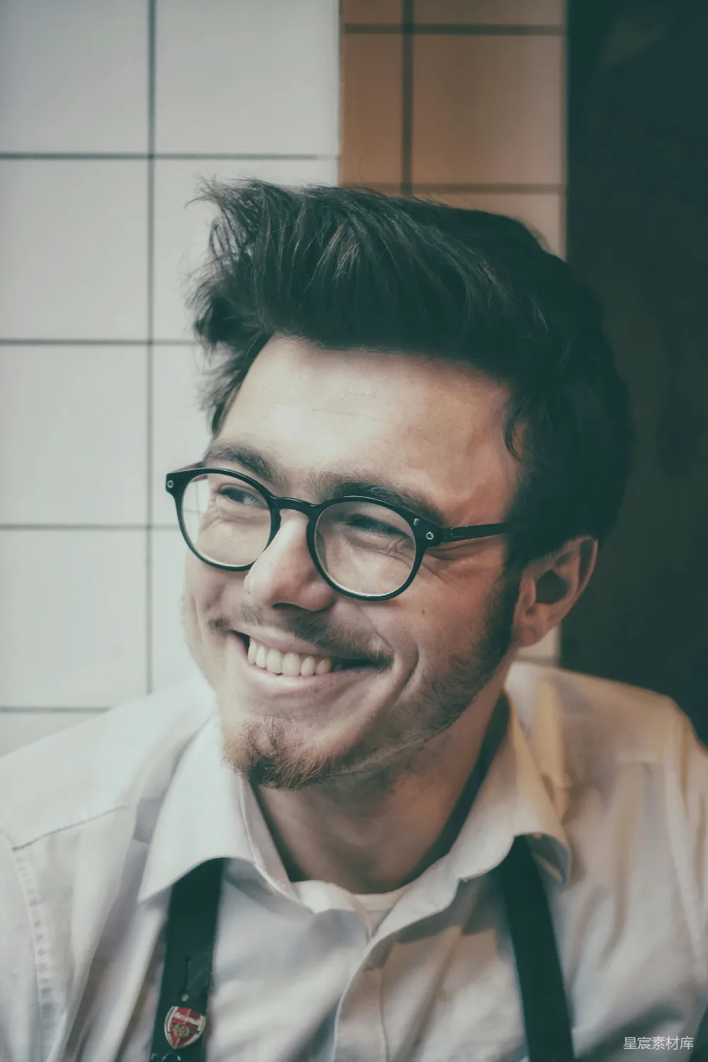 高清摄影  男士佩戴黑色框架眼镜旁的照片靠近地砖