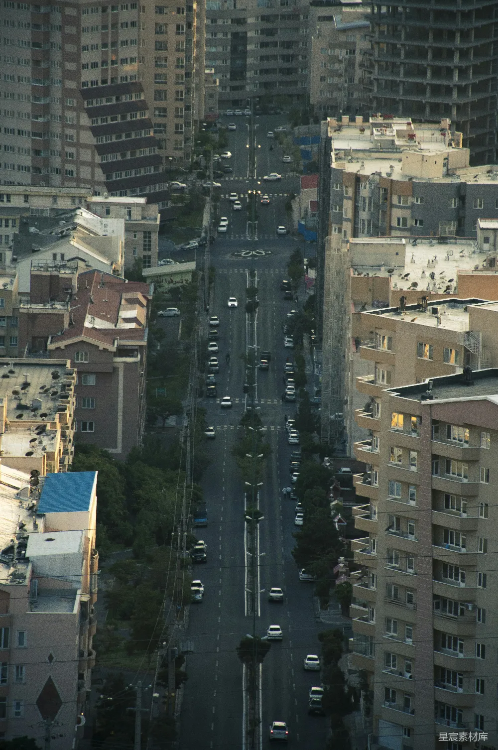 高清摄影 壁纸 自然 一条街道上的城市景象：汽车和建筑物
