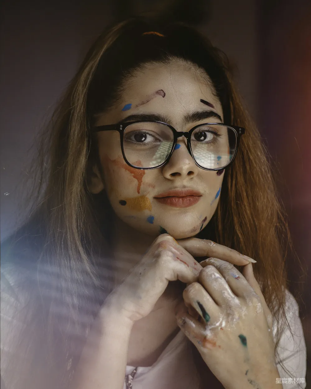 高清摄影 一个戴着眼镜且脸上画有妆容的女人正在拍照。