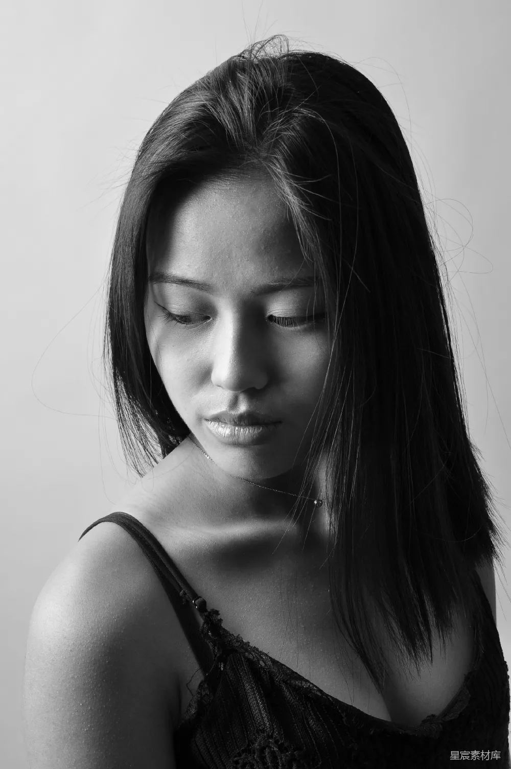 高清摄影 一位闭眼的女性黑白照片