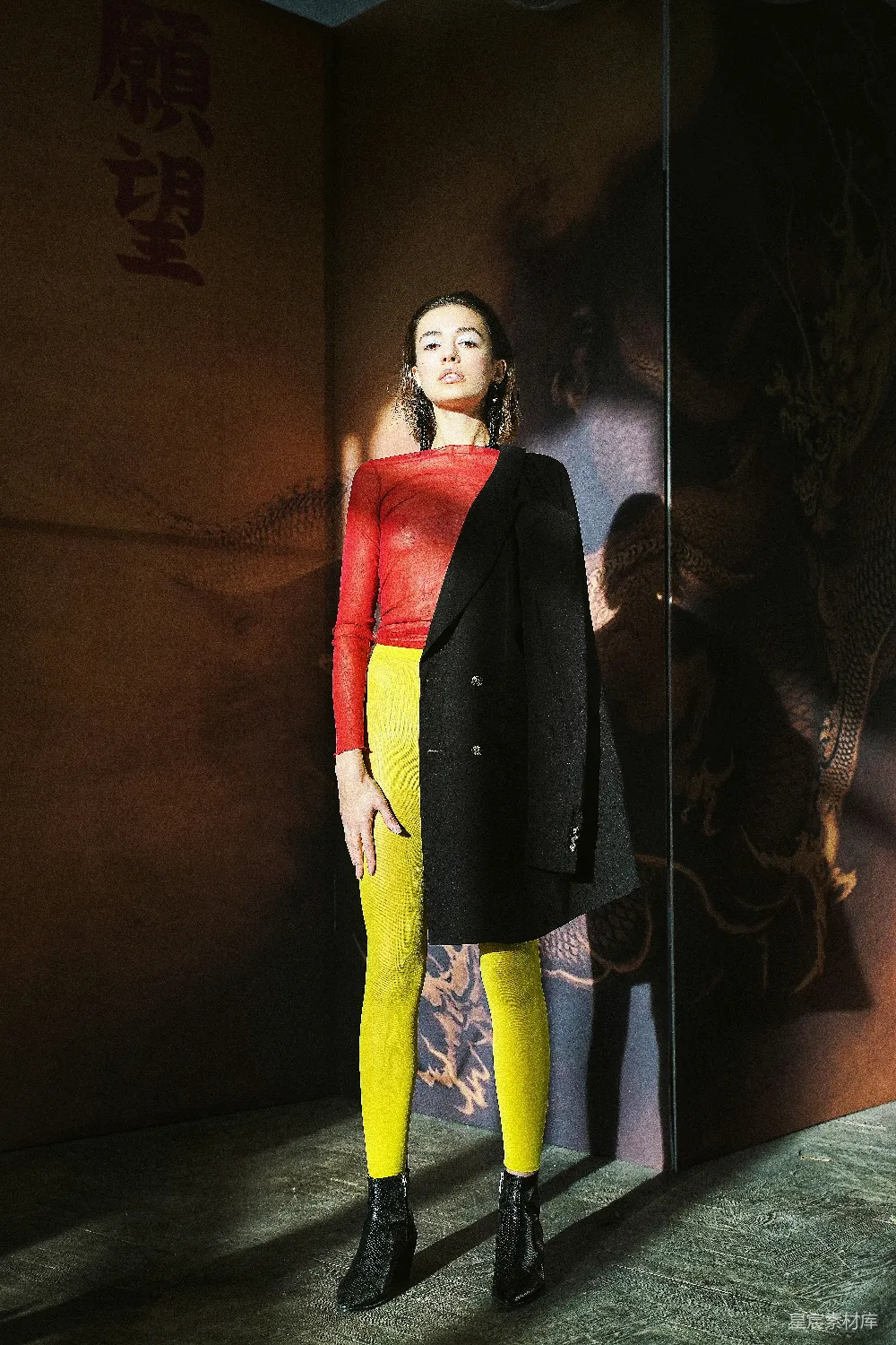 高清摄影 聚焦摄影：站立女性穿着西装外套的特写照片